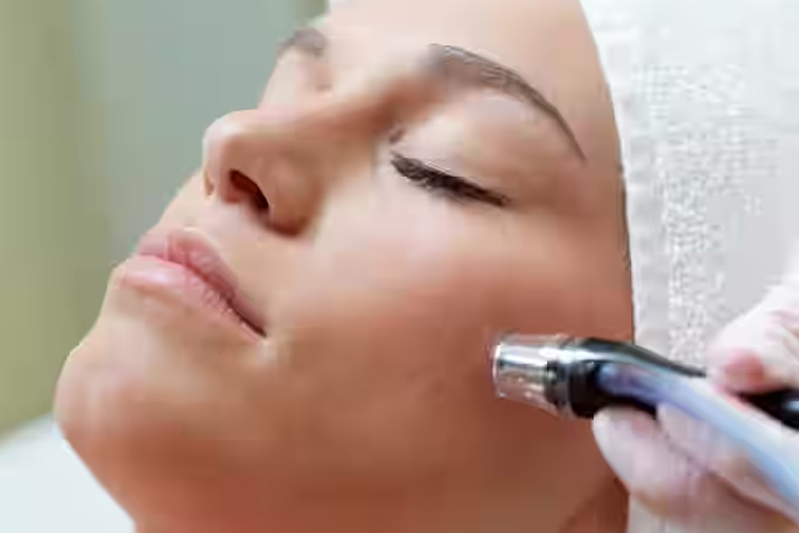 What benefits can you expect from an expert cosmetic dermatologist?